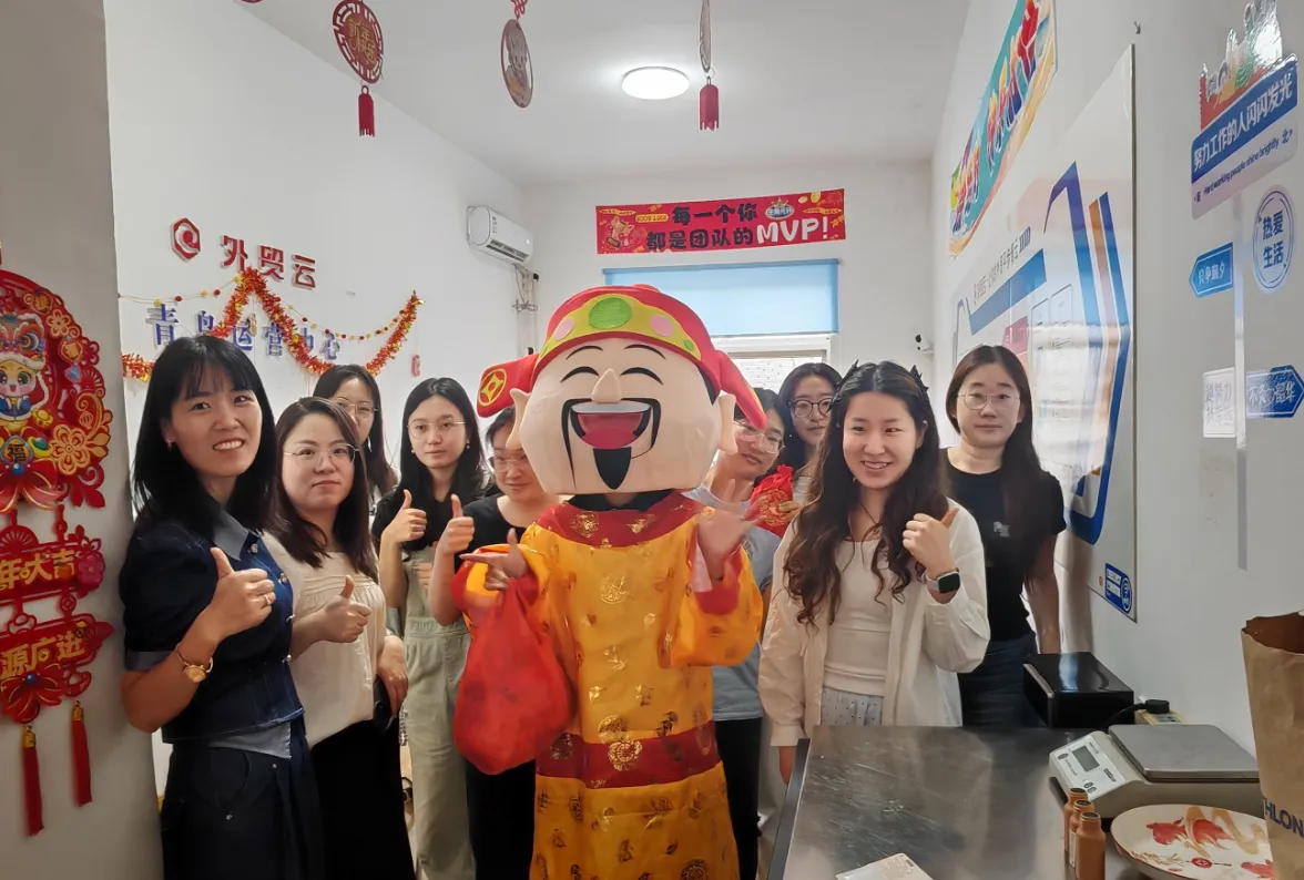 Orang berpose untuk gambar di Festival God of Wealth