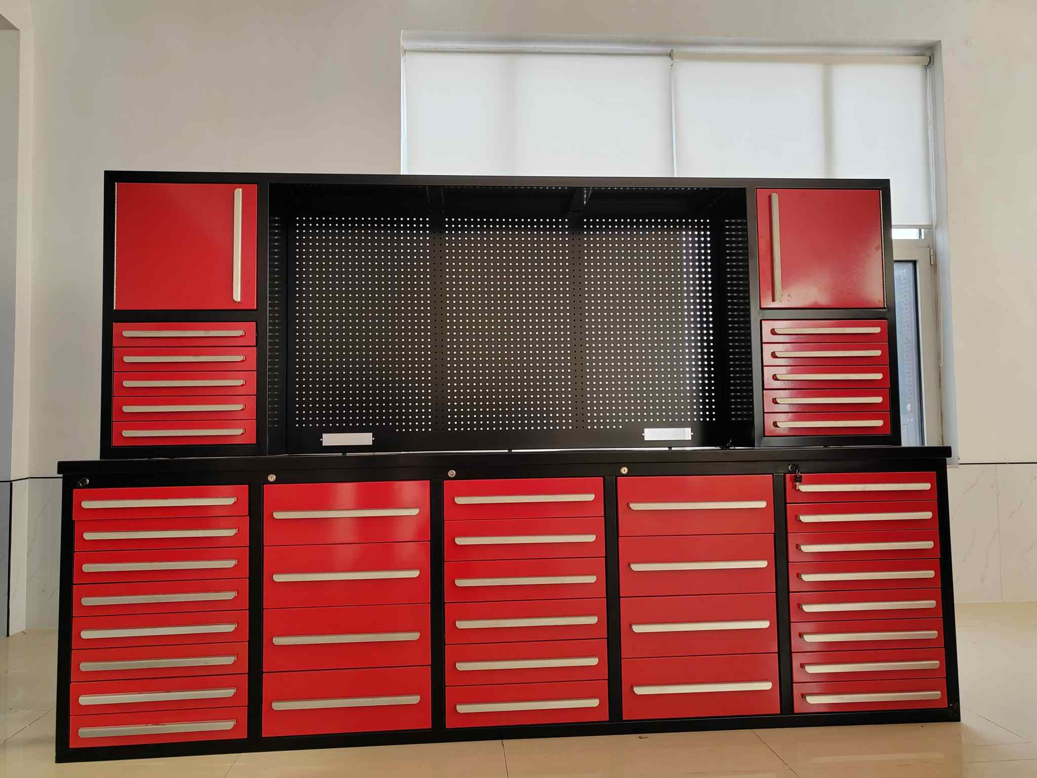 Kabinet alat logam merah