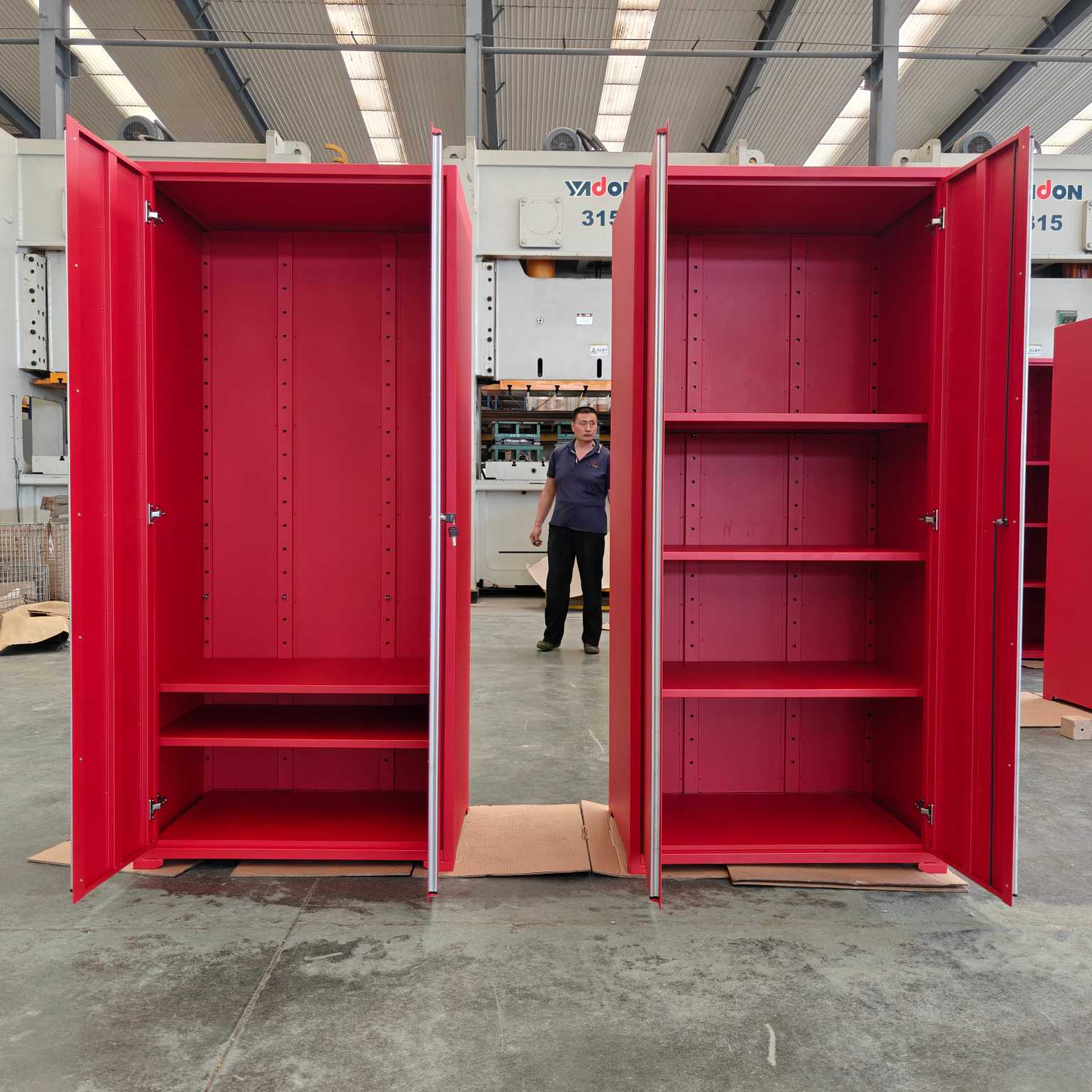 Kabinet tinggi alat merah